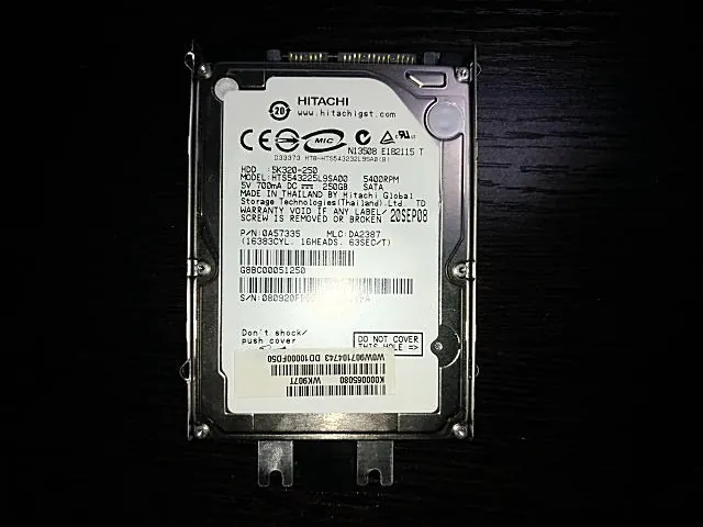 お預かりした HITACHI HTS543225L9SA00(250GB) の実機